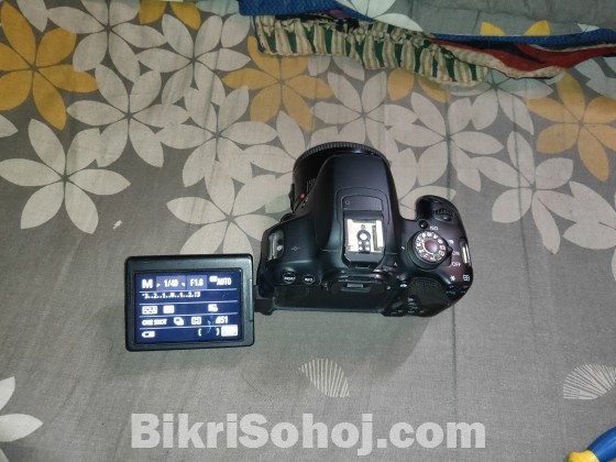 Canon 700D camera touch display with prime lense